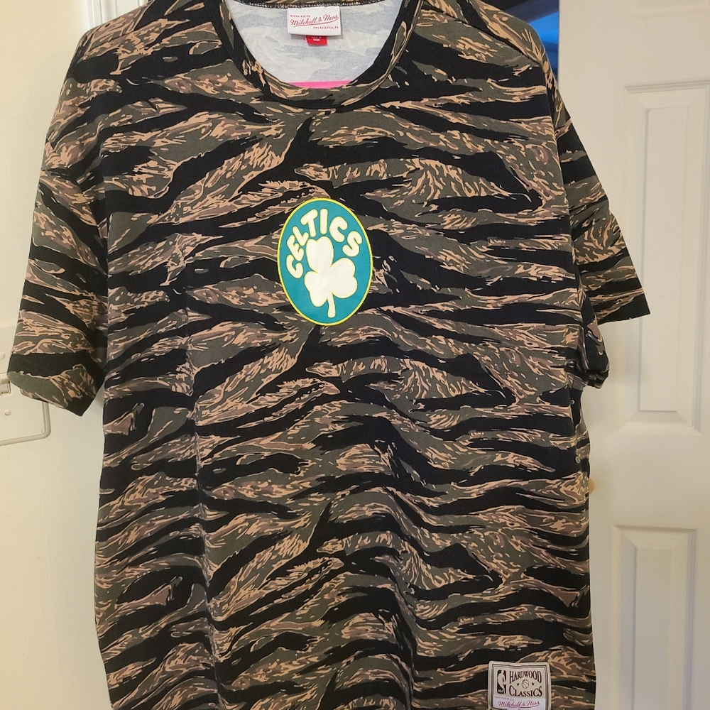 Excellent/like New Condition Mitchell & Ness Celtics Tee Shirt